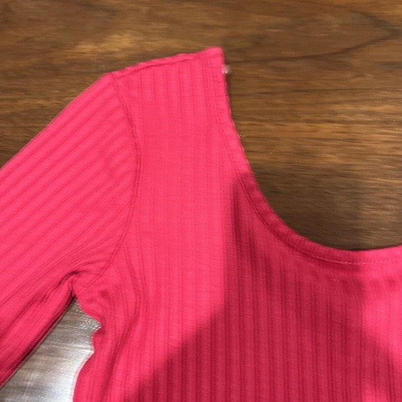 Decree Top Women’s‎ Medium Hot Pink Short Sleeve Scoop Neck Ribbed Stretch Top - Picture 2 of 14
